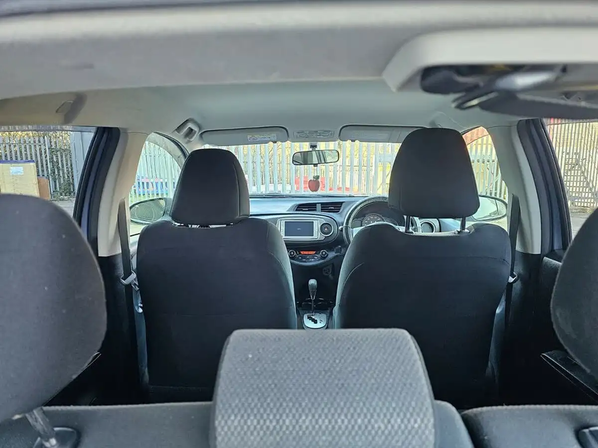 2013-toyota-yaris-big-14