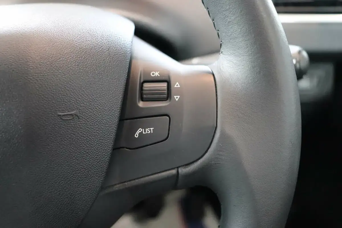 2019-peugeot-208-12-puretech-signature-big-45