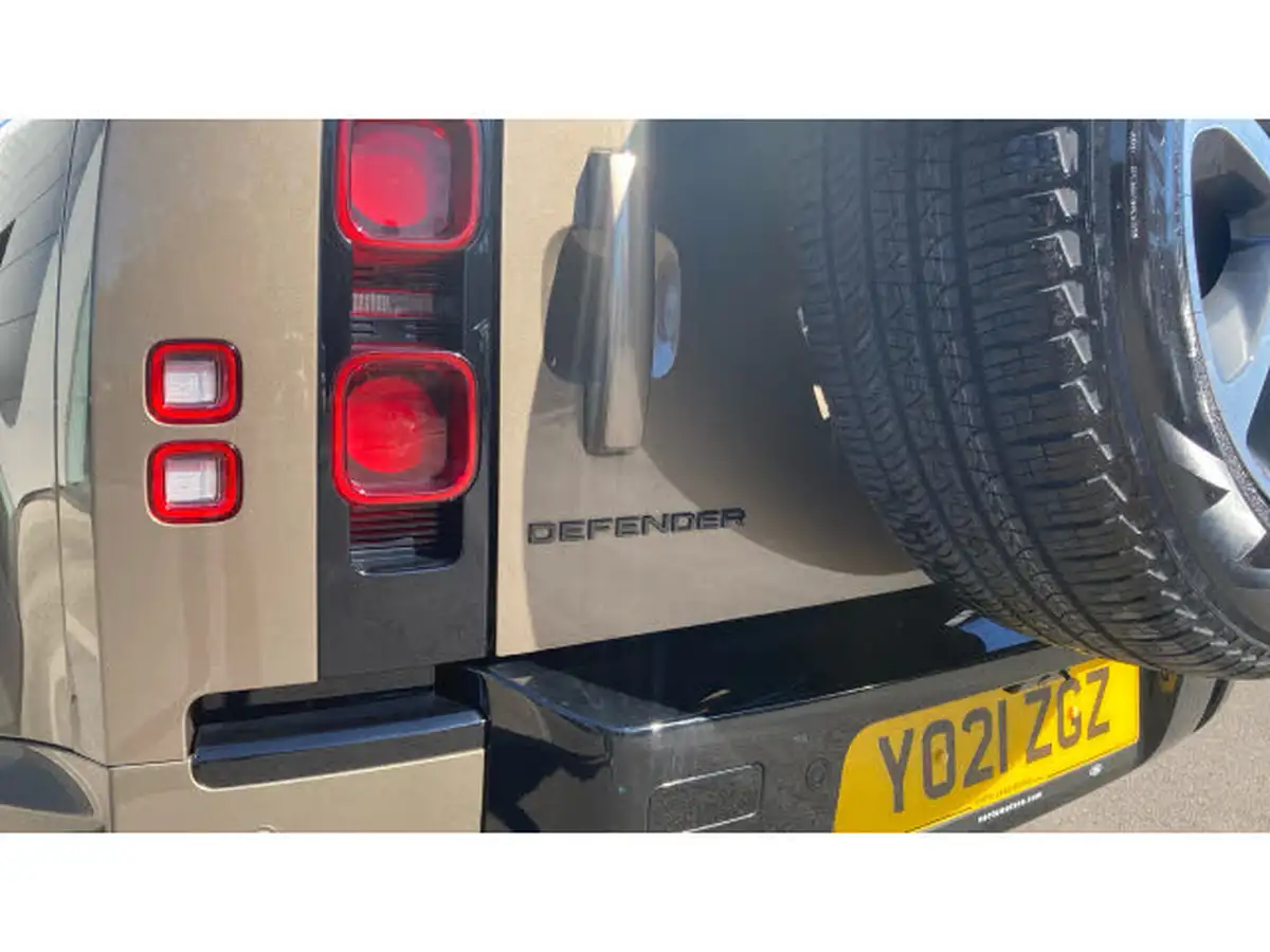 2021-land-rover-110-defender-30-d250-xs-edition-big-18