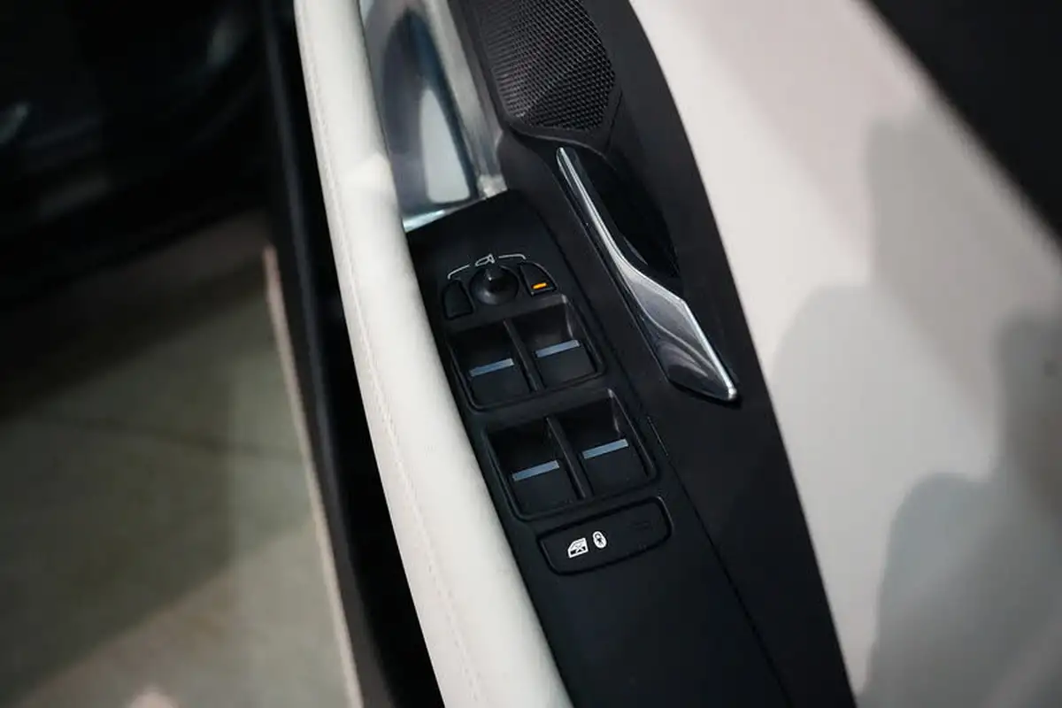 2018-jaguar-e-pace-20-i4d-r-dynamic-hse-180ps-big-31