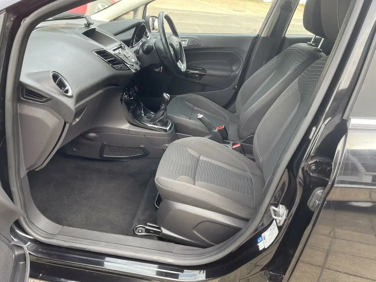 2015-ford-fiesta-10t-zetec-100ps-ecoboost-ss-5d-big-9