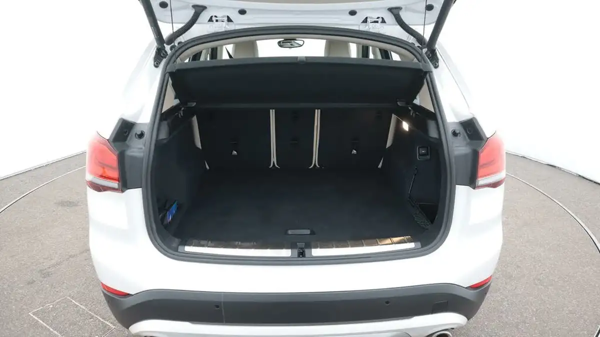 2021-bmw-x1-20-sdrive20i-xline-big-17