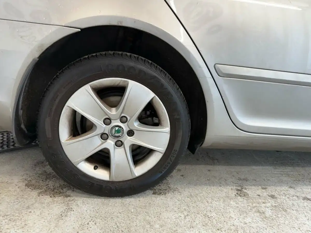 2010-skoda-octavia-20td-elegance-142ps-hatchback-dsg-big-16