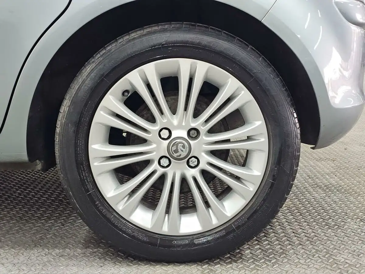 2013-vauxhall-corsa-12-se-5d-big-6