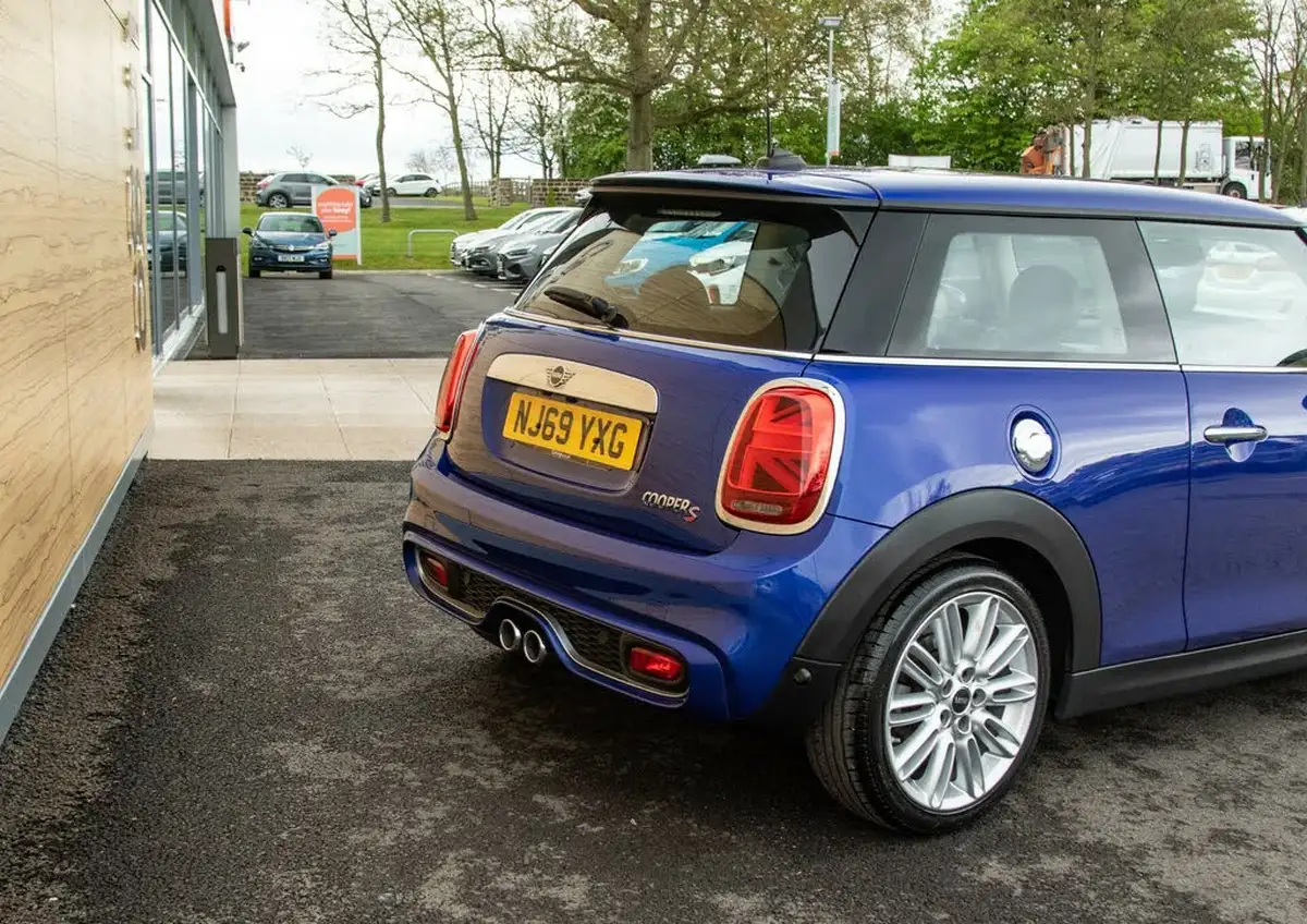 2019-mini-cooper-20-cooper-s-exclusive-189bhp-nav-hatchback-3d-big-8