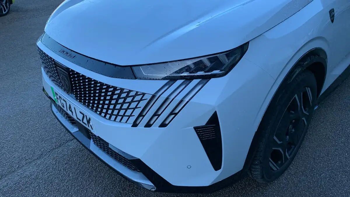 2024-peugeot-3008-suv-e-gt-big-44