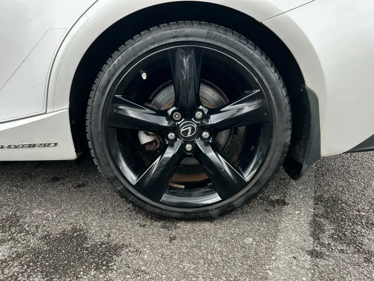 2016-lexus-is-300h-25-sport-big-15