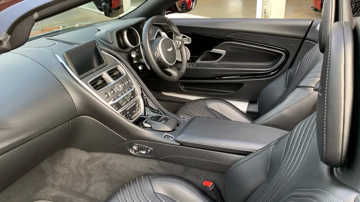 2019-aston-martin-db11-40-v8-big-16