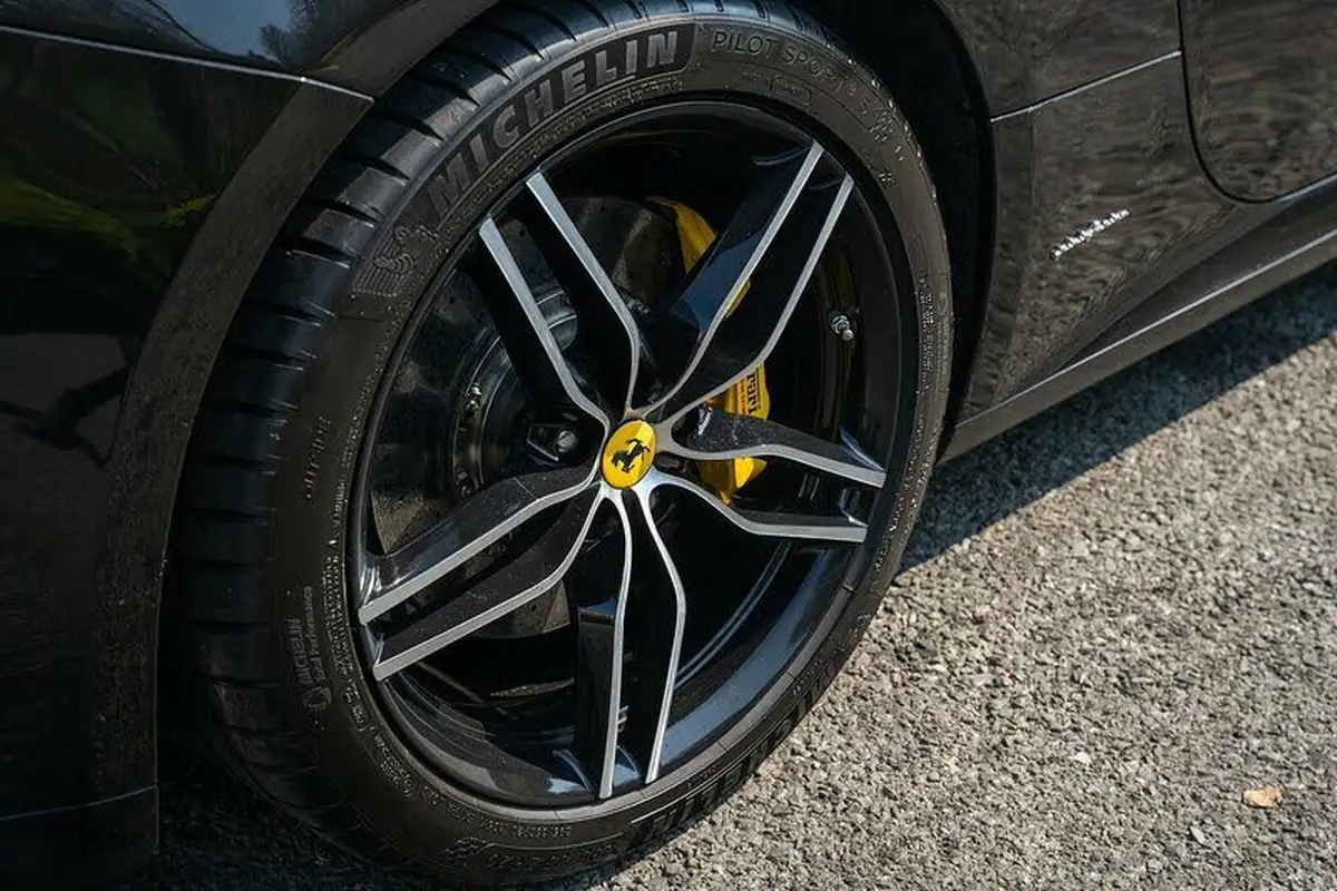 2016-ferrari-ff-63-big-8
