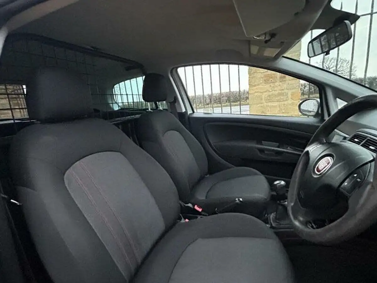 2013-fiat-punto-big-15