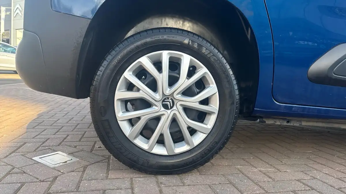 2024-citroen-berlingo-15-bluehdi-feel-m-size-ss-100pseu6d-big-15