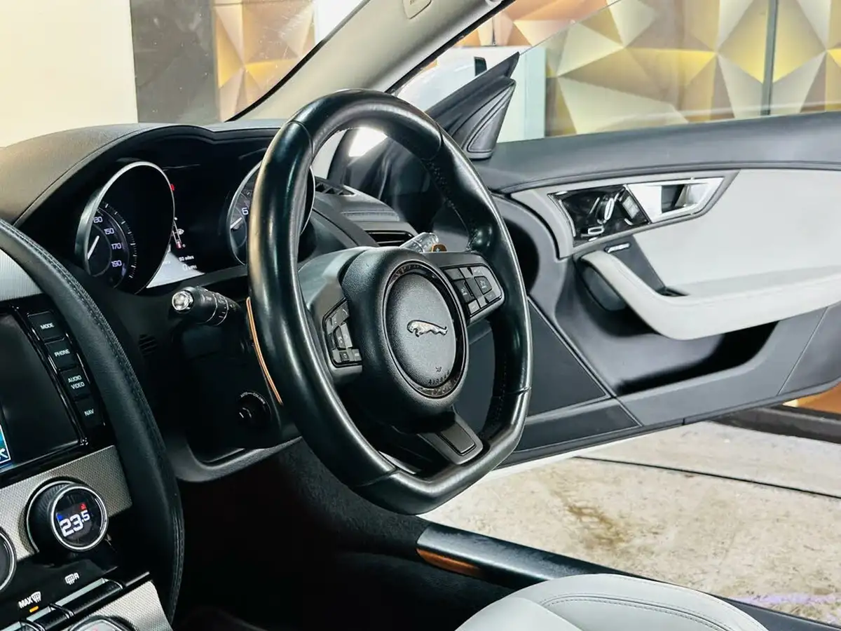 2014-jaguar-f-type-30-v6-coupe-quickshift-big-55