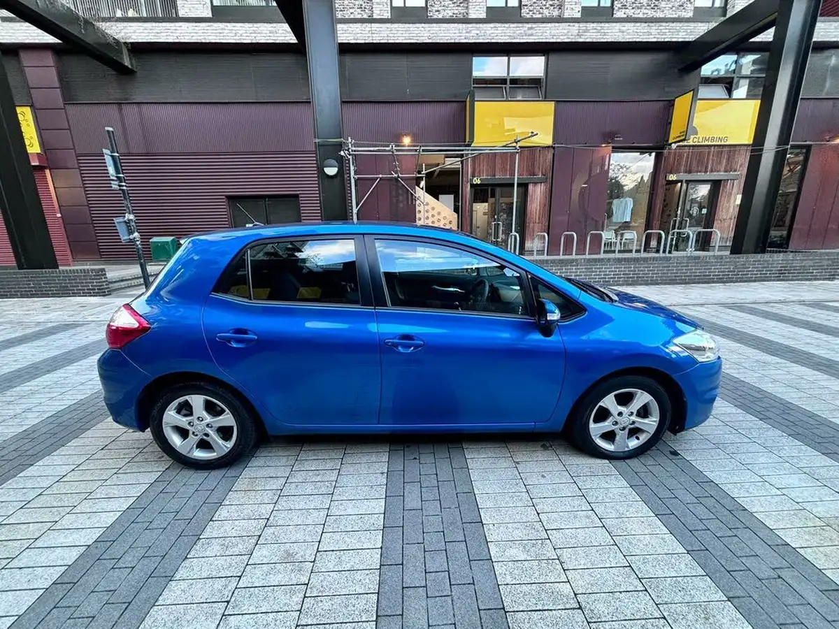 2010-toyota-auris-16-tr-v-matic-5d-big-3