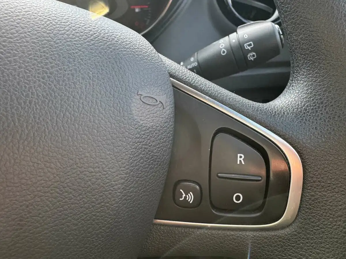 2019-renault-captur-09-tce-play-big-30
