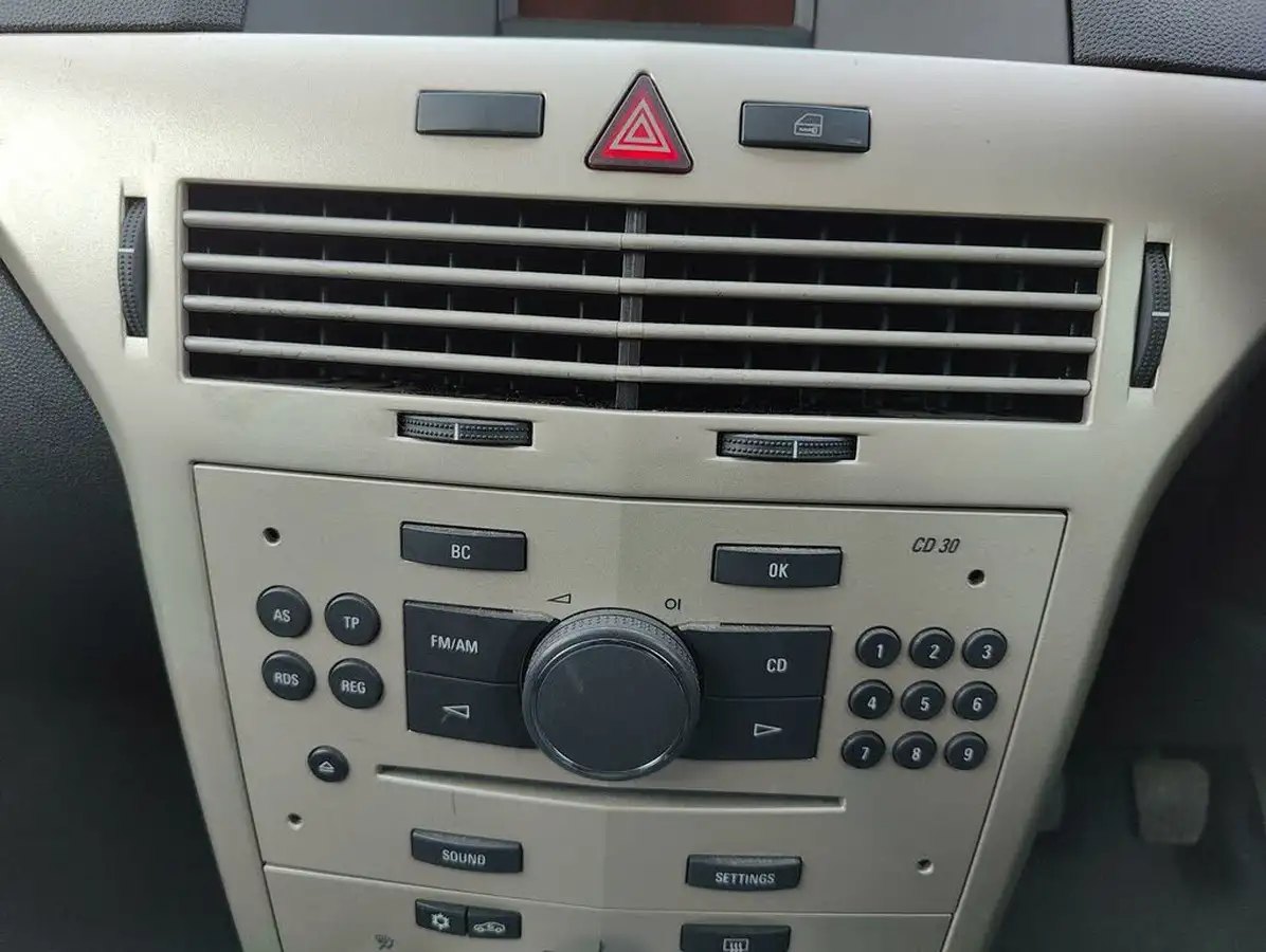 2007-vauxhall-astra-14-club-hatchback-big-16