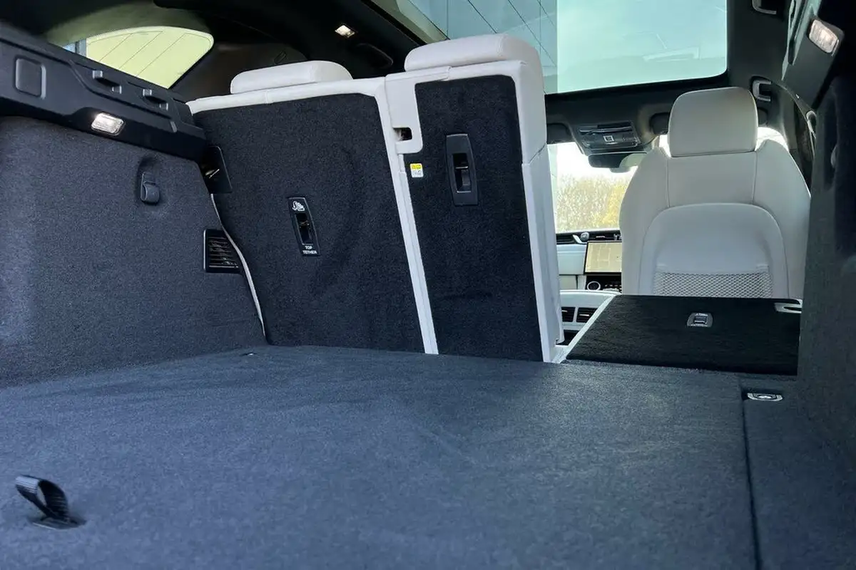 2023-jaguar-f-pace-20-d200-r-dynamic-se-black-big-30
