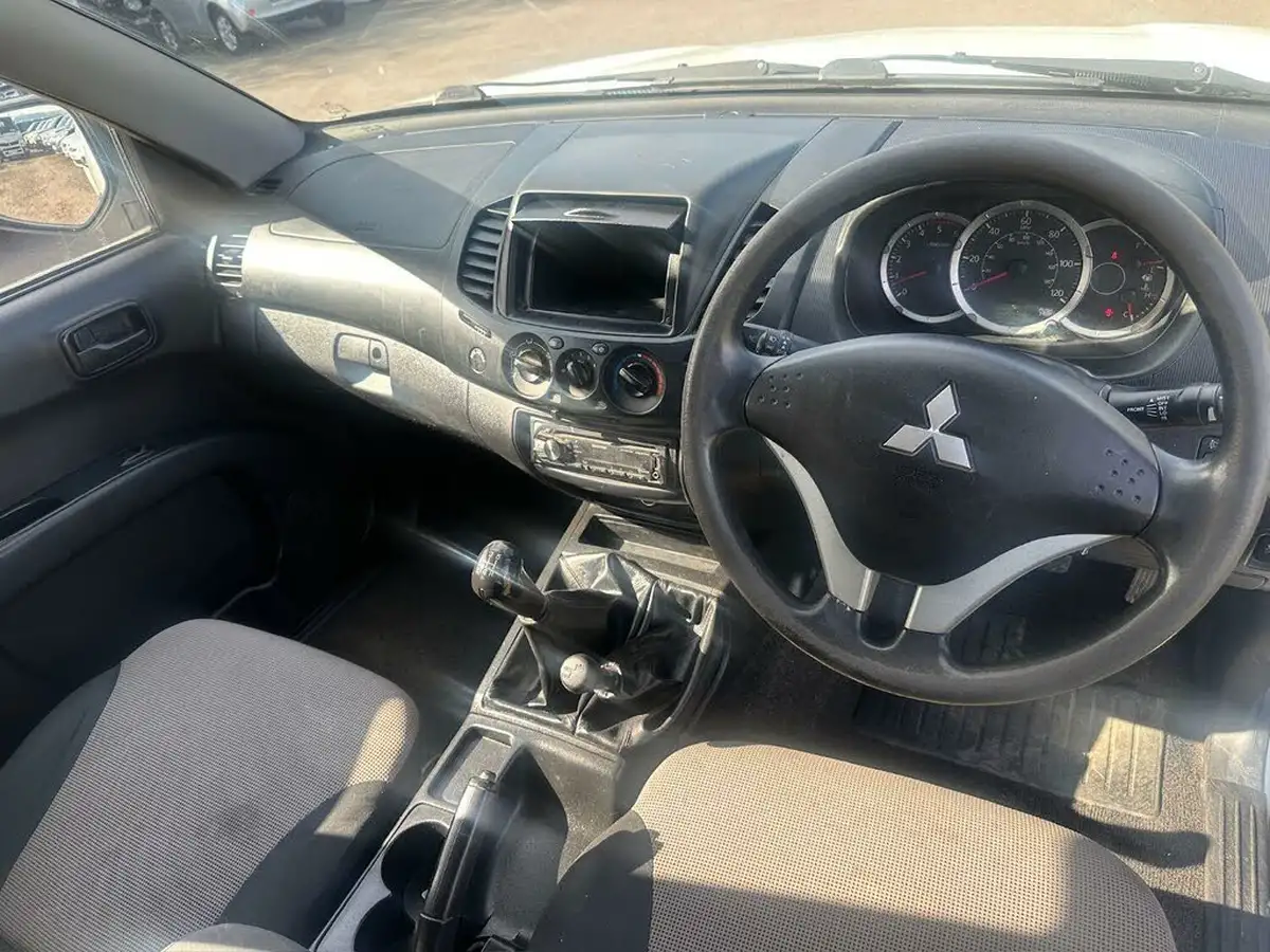 2015-mitsubishi-l200-25td-4life-double-cab-pickup-big-8