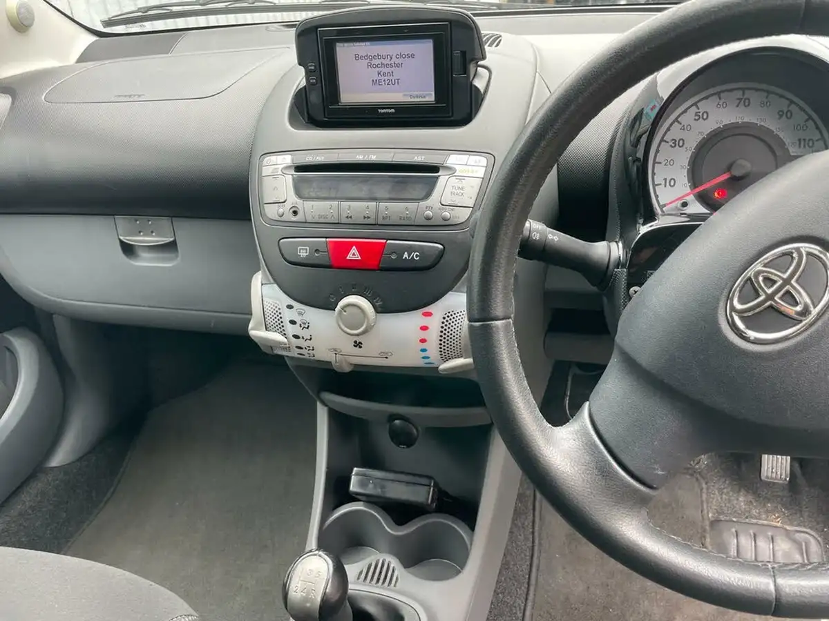 2011-toyota-aygo-10-aygo-go-vvt-i-5d-big-13