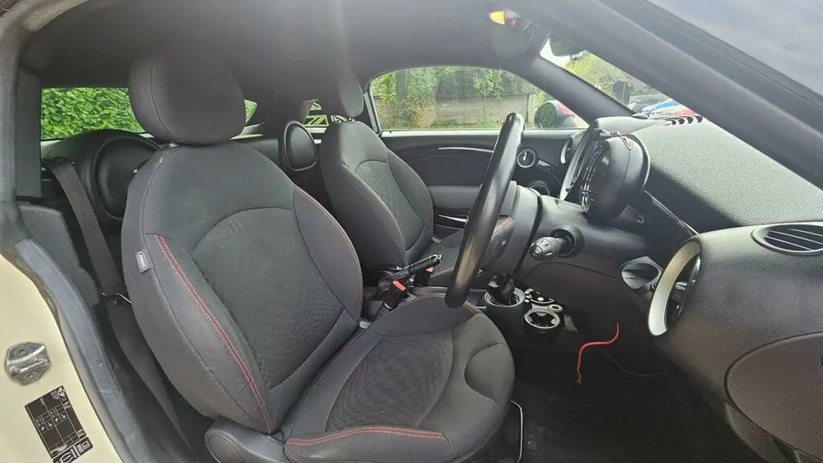 2011-mini-cooper-16-john-cooper-works-211bhp-coupe-3d-big-32