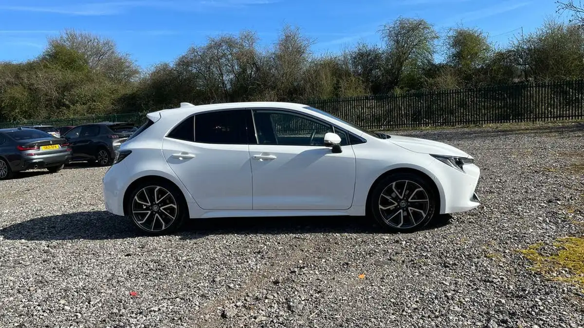 2022-toyota-corolla-18-vvt-i-excel-120bhp-trk-hatchback-big-15