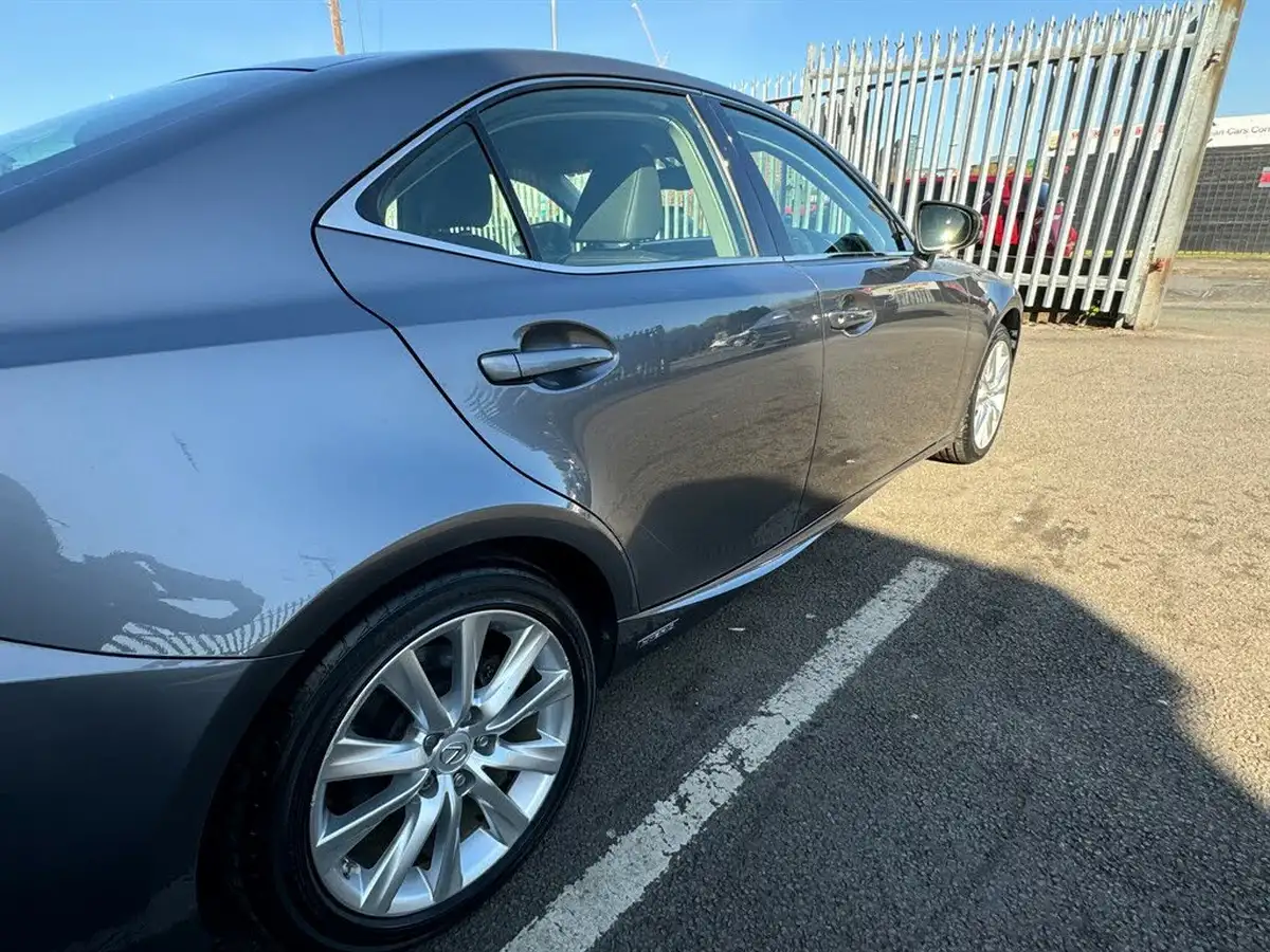 2013-lexus-is-300h-25-luxury-big-31