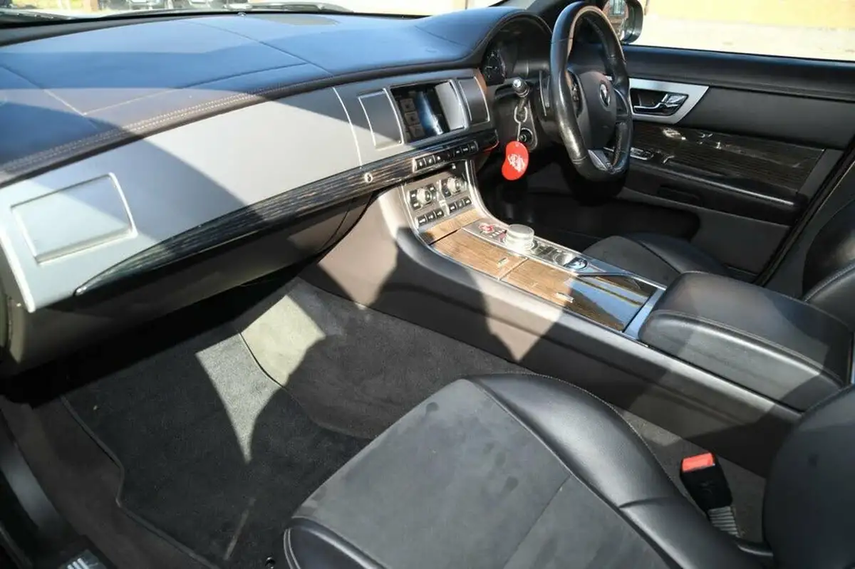 2015-jaguar-xf-22td-r-sport-200ps-saloon-4d-big-28