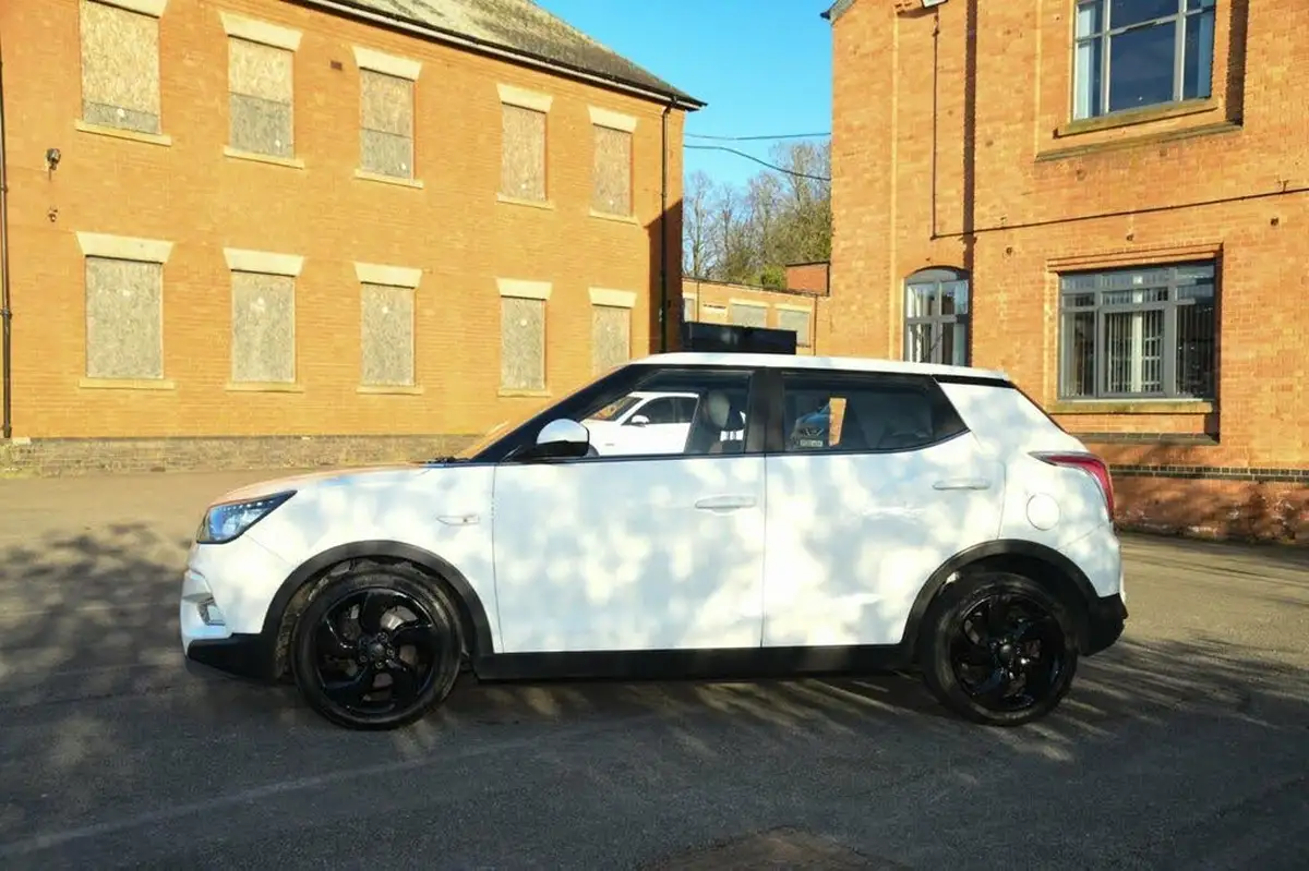 2015-kgm-ssangyong-tivoli-16-ex-big-3