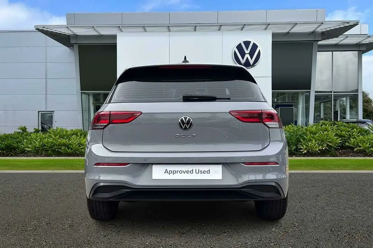 2022-volkswagen-golf-10-tsi-life-hatchback-big-8