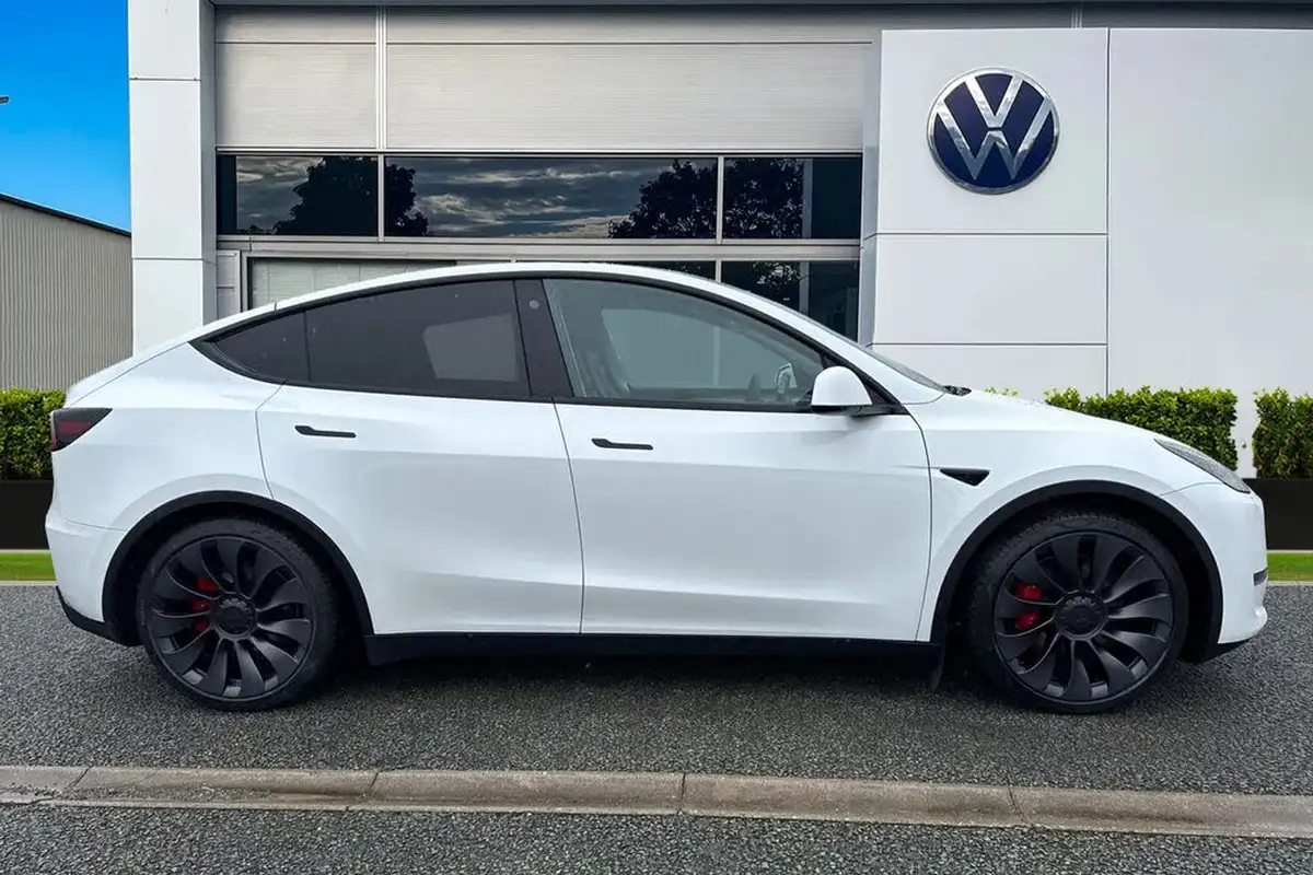 2023-tesla-model-y-e-performance-big-2