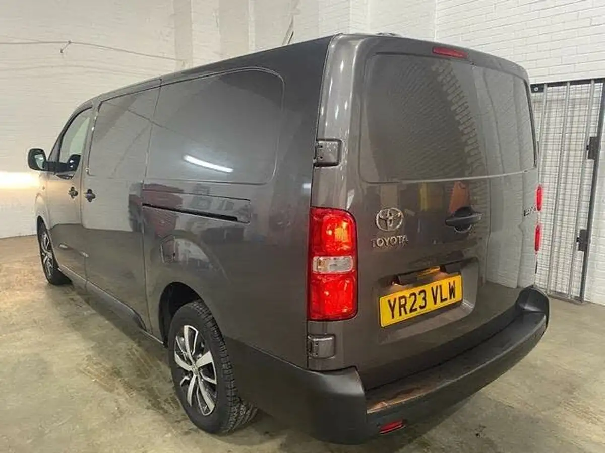 2023-toyota-proace-20d-icon-medium-panel-big-8