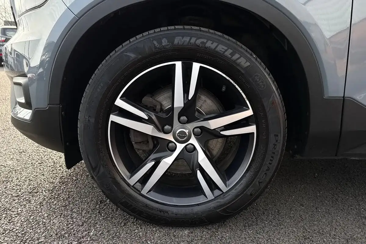 2020-volvo-xc40-20-b4-r-design-awd-big-23