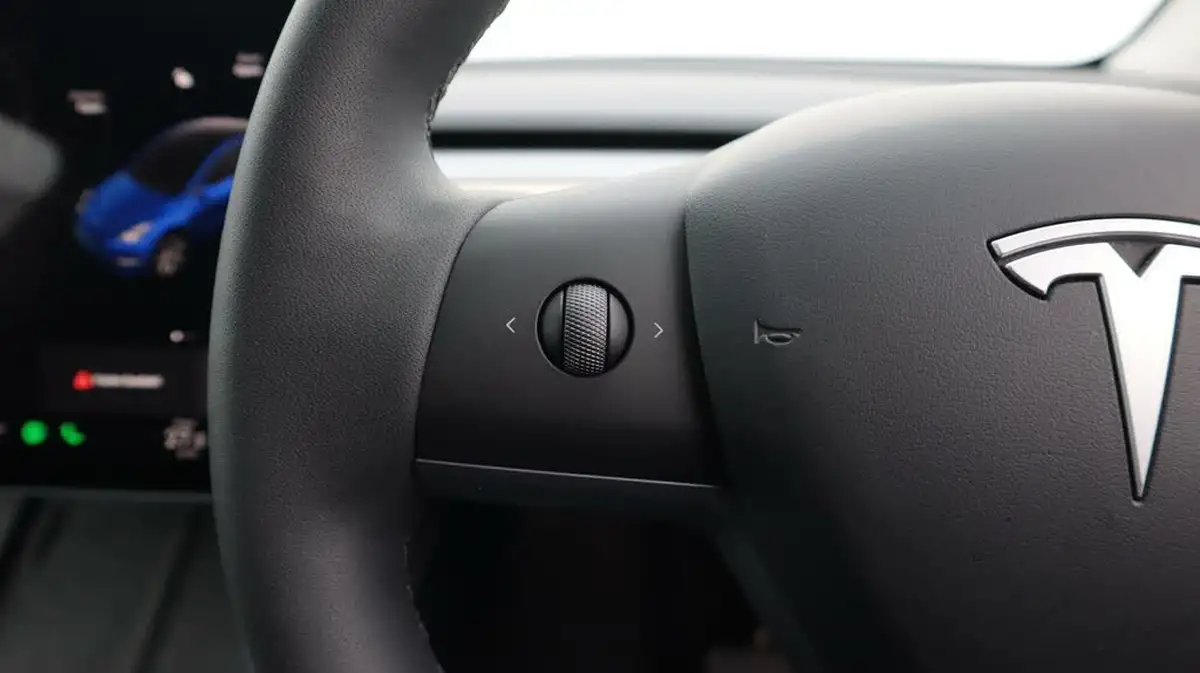 2022-tesla-model-y-e-long-range-big-25
