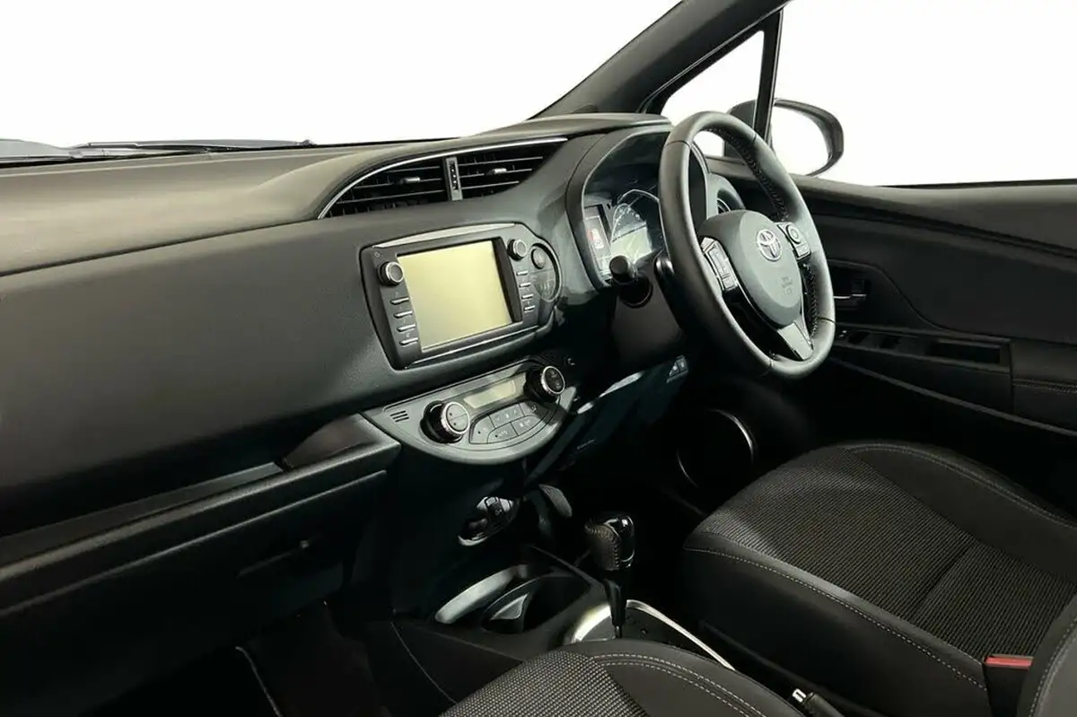 2019-toyota-yaris-15-vvt-i-excel-98bhp-hybrid-1497cc-e-cvt-big-10