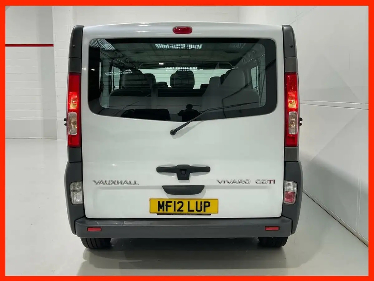 2011-vauxhall-vivaro-20td-2900-lwb-combi-big-3