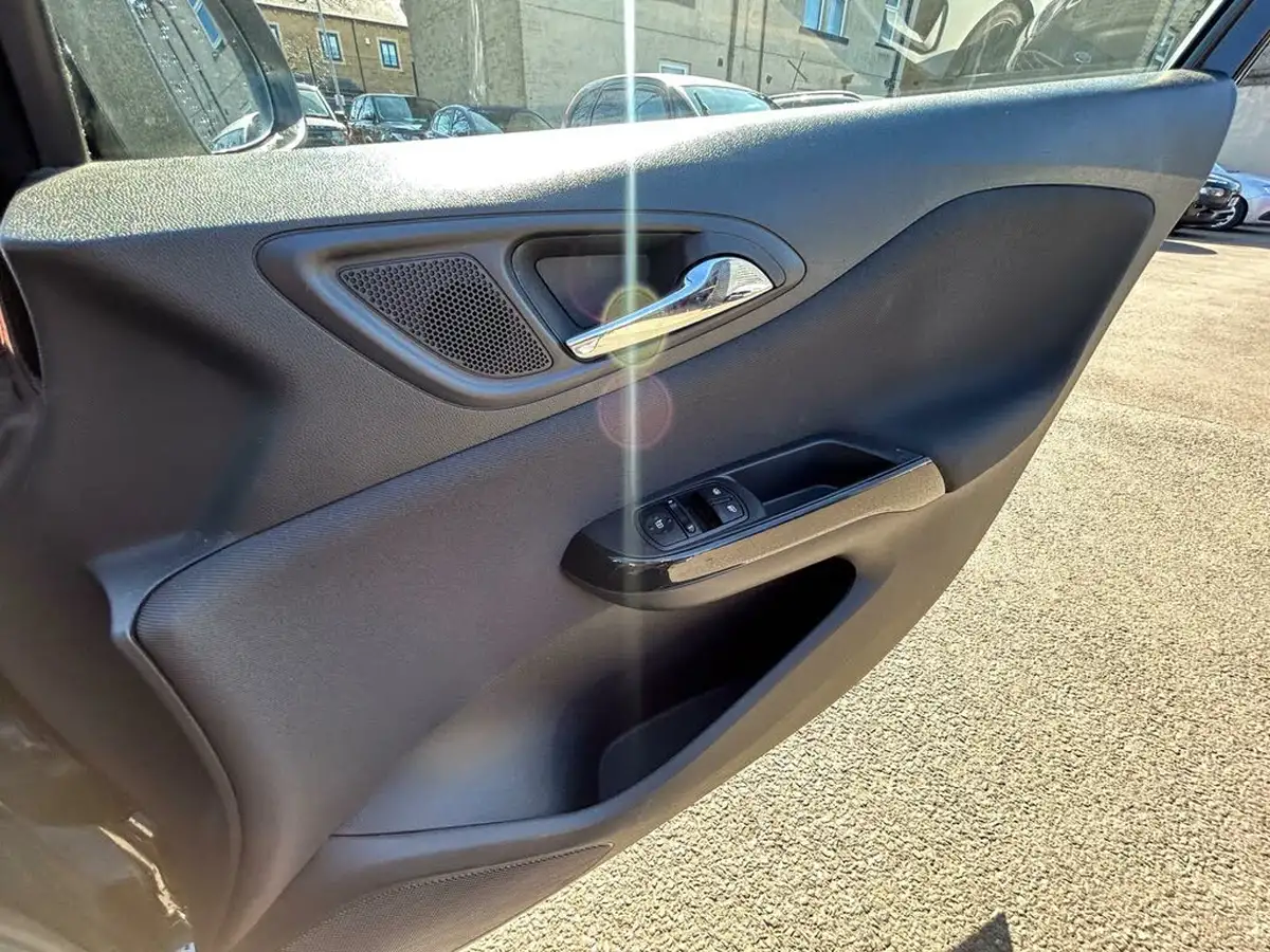 2019-vauxhall-corsa-14i-se-nav-90ps-ecotec-5d-big-17