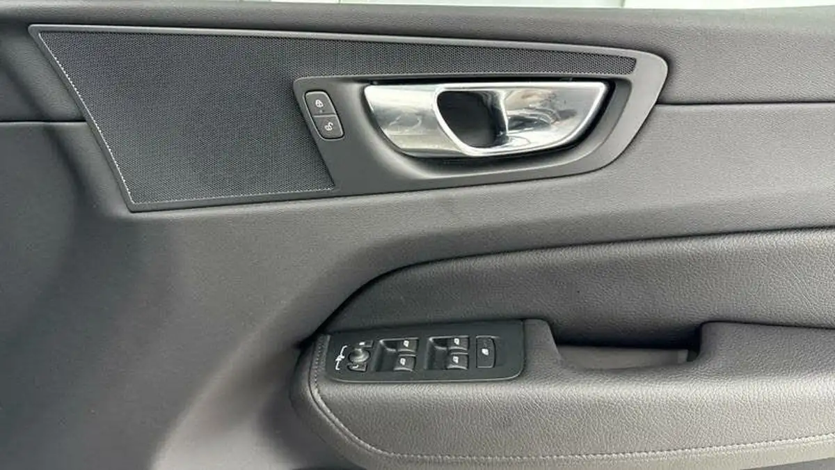 2021-volvo-xc60-20-b5-momentum-awd-big-18