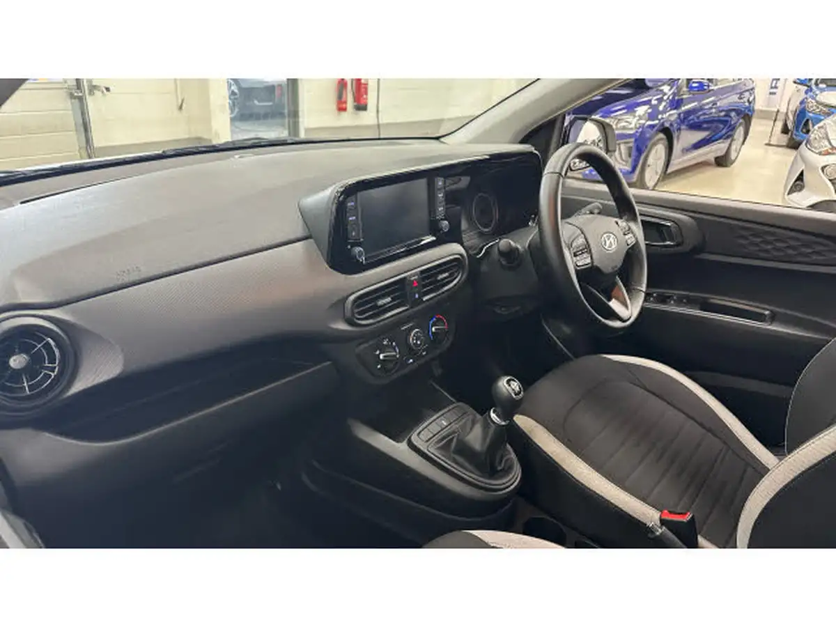 2022-hyundai-i10-12-se-connect-big-8