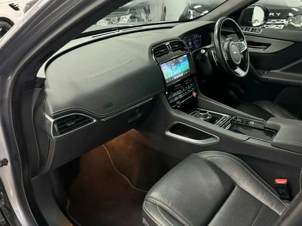 2020-jaguar-f-pace-20-i4d-chequered-flag-180ps-big-46