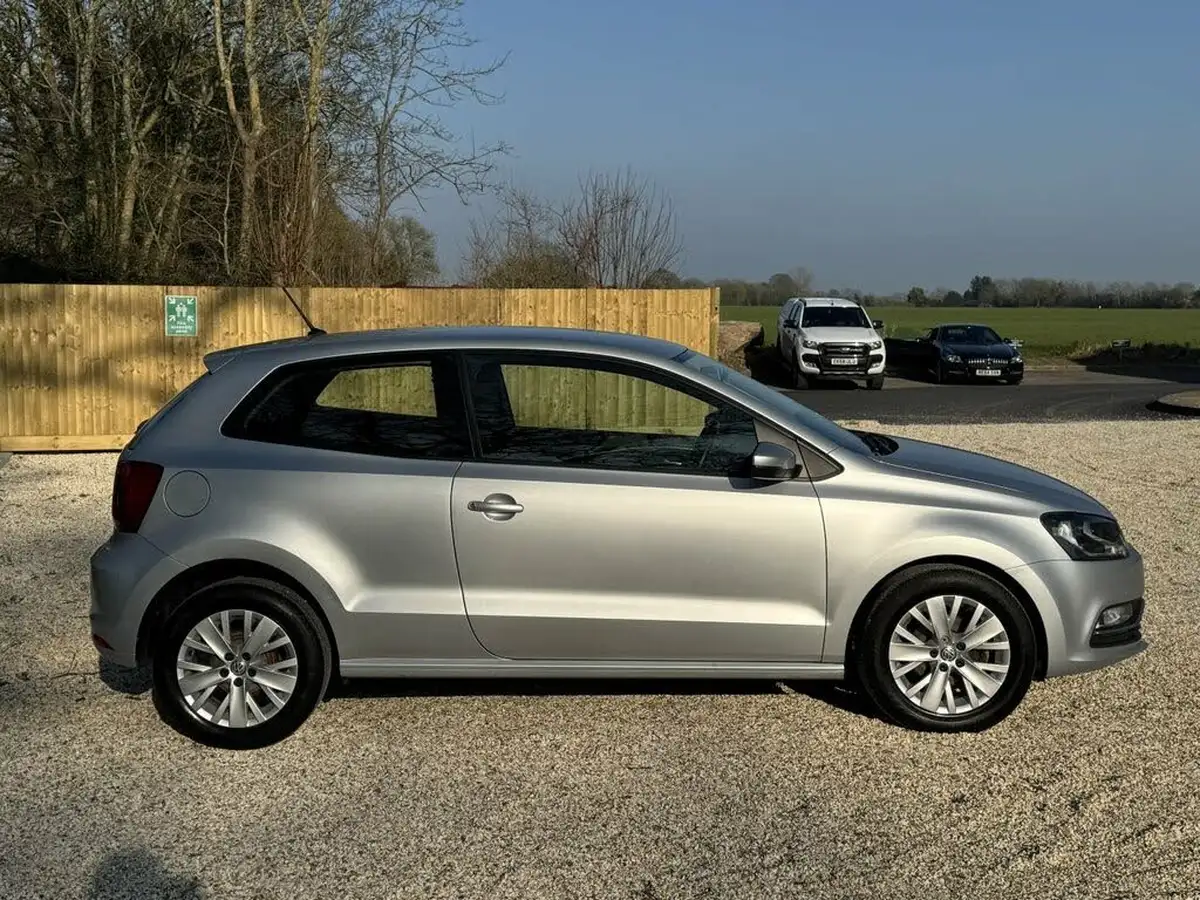 2014-volkswagen-polo-10-se-60ps-3d-big-6