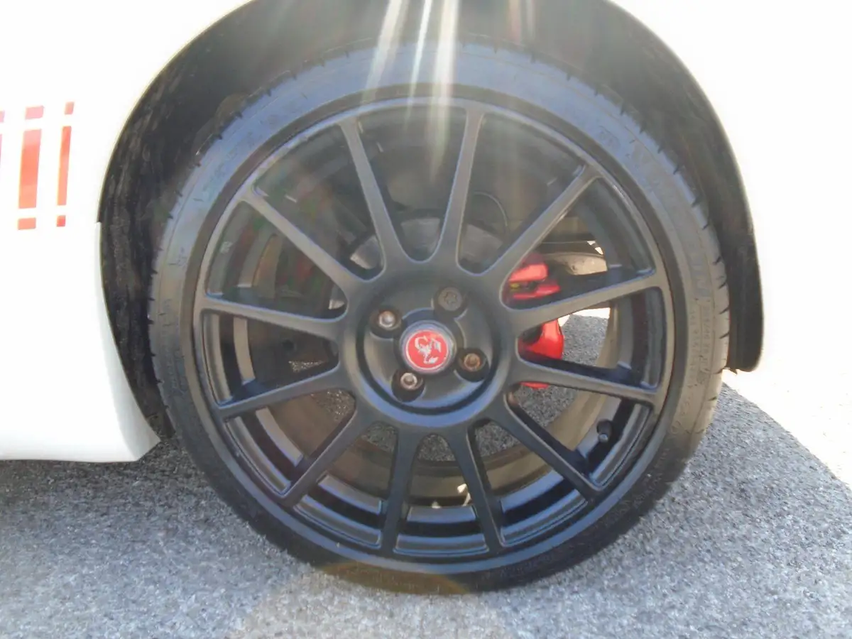2017-abarth-595-14-tjet-competizione-big-9