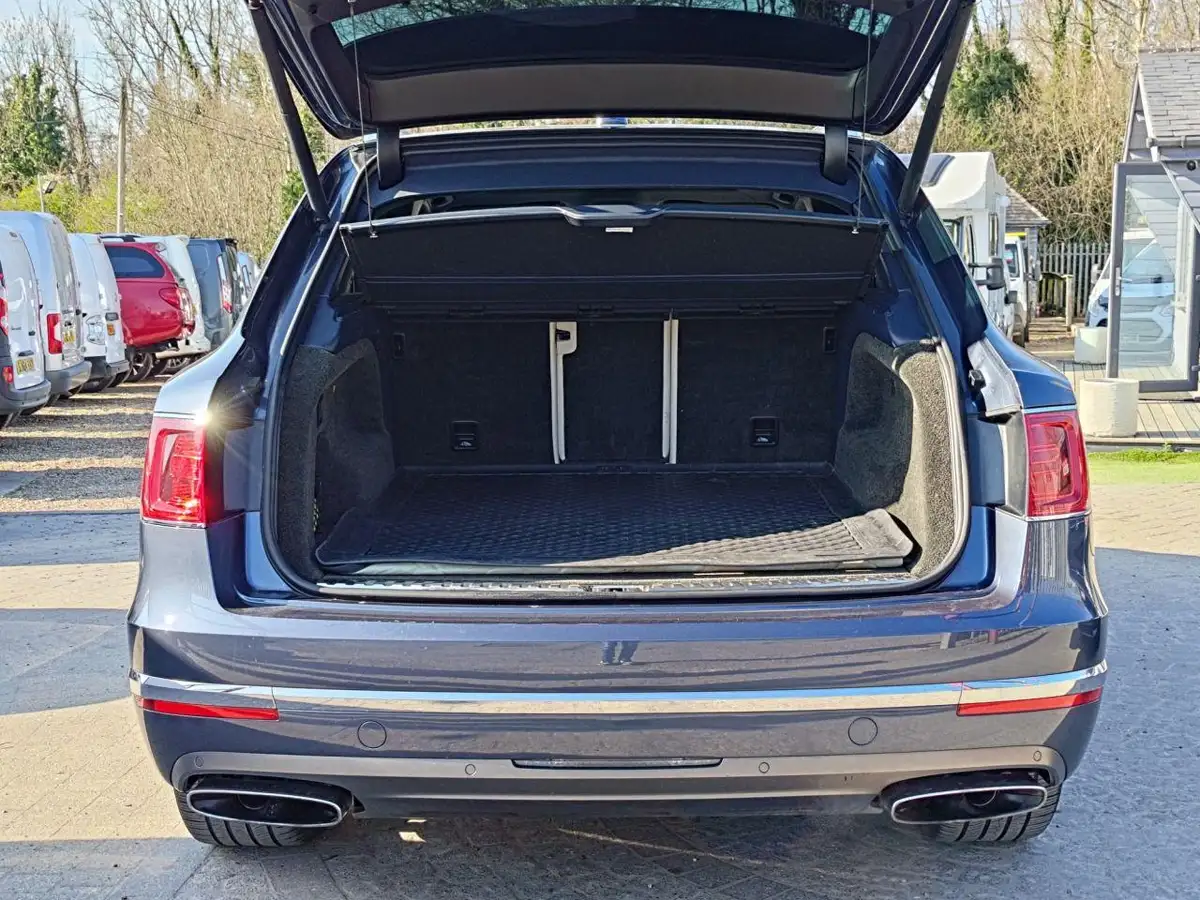 2016-bentley-bentayga-60-w12-big-47