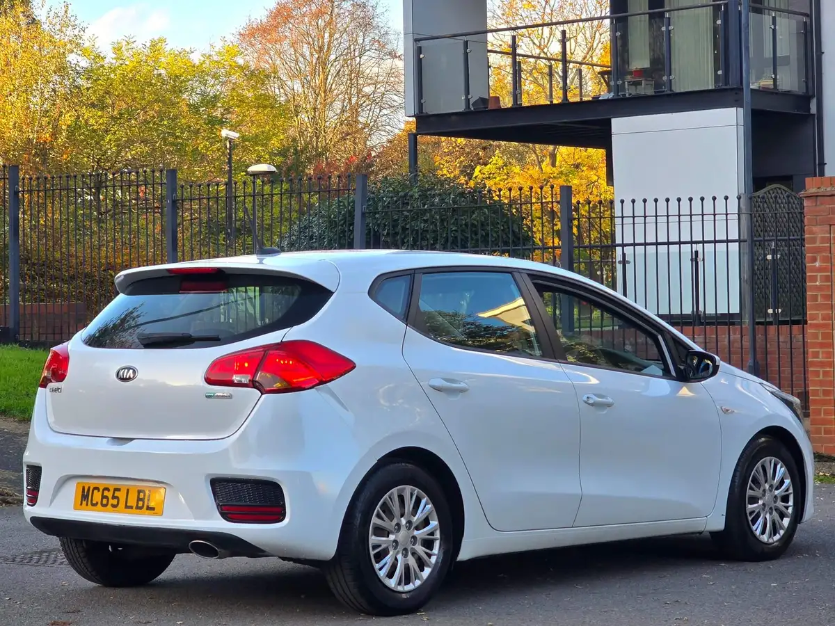 2016-kia-ceed-16crdi-1-hatchback-big-9