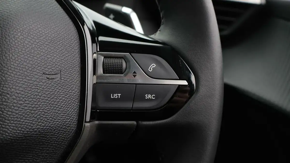 2023-peugeot-208-12-puretech-allure-premium-130ps-eat8-big-25