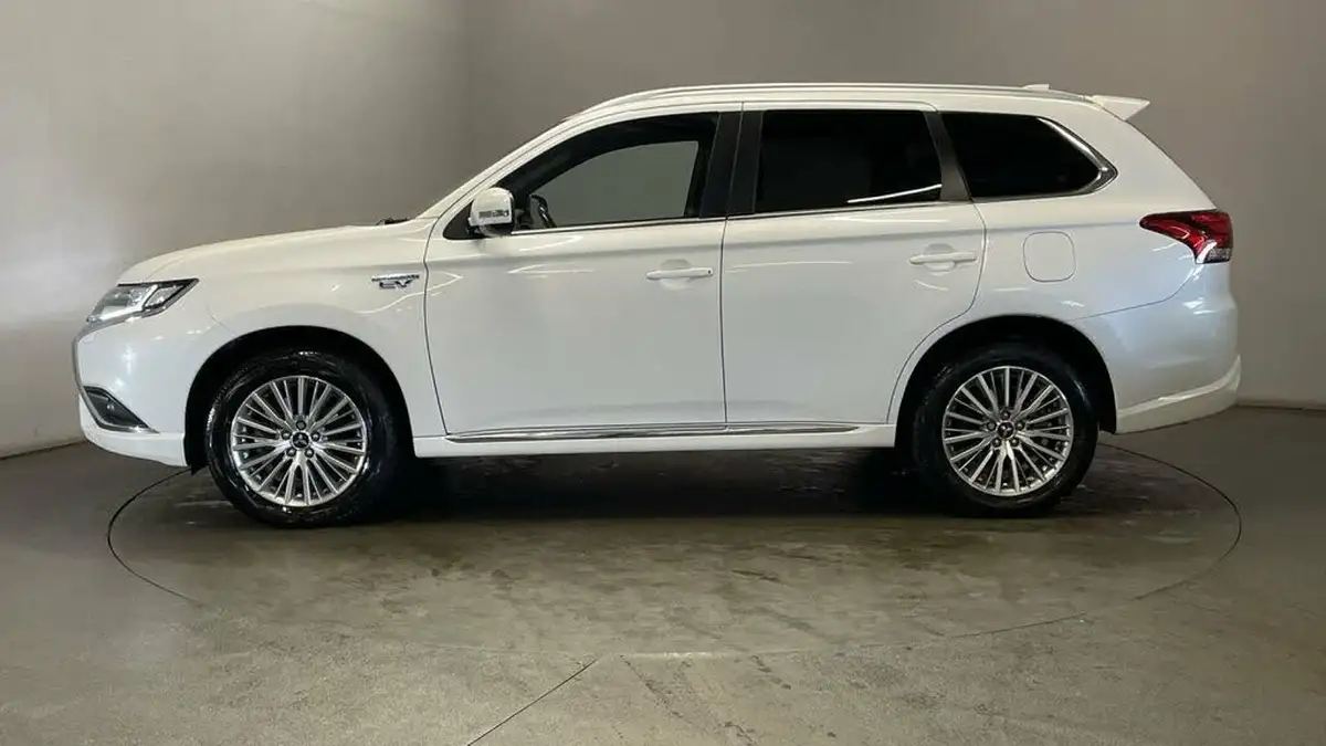 2020-mitsubishi-outlander-24-dynamic-phev-big-12