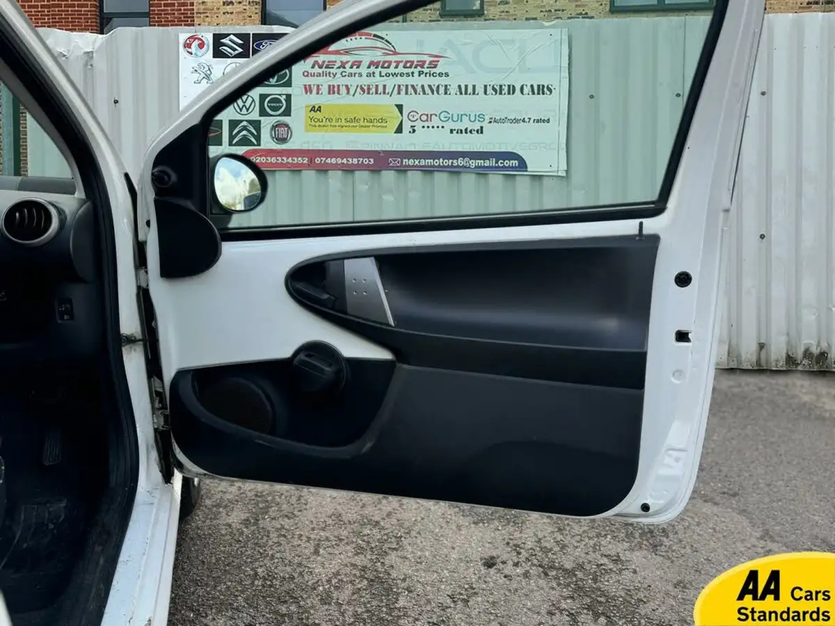 2012-citroen-c1-10-vtr-3d-big-7