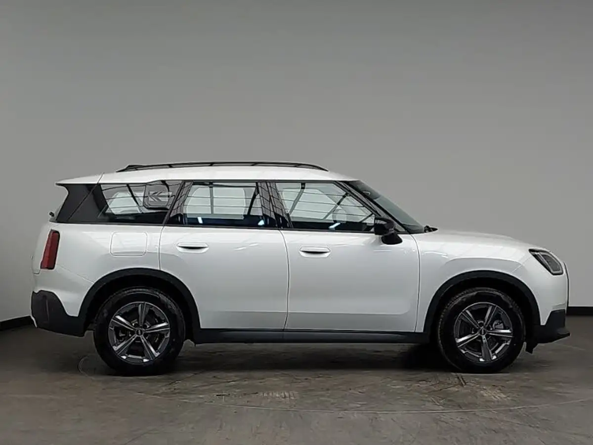 2024-mini-countryman-15-cooper-c-classic-big-2