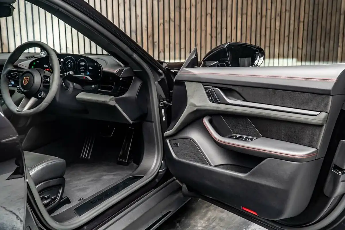2023-porsche-taycan-e-gts-sport-turismo-big-29