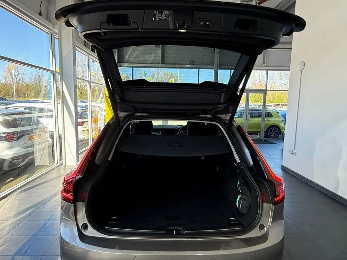 2021-volvo-v90-20-b4-momentum-big-20