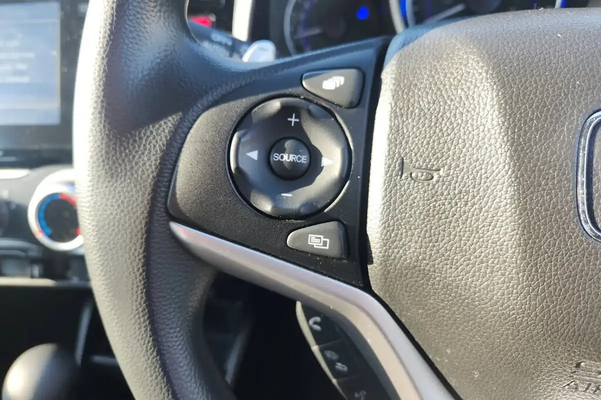 2017-honda-jazz-13-i-vtec-se-navi-cvt-big-19