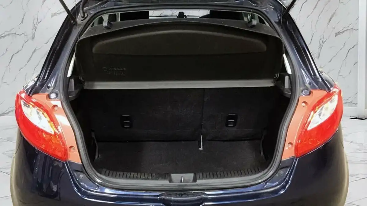 2014-mazda-mazda2-13-tamura-5d-big-11